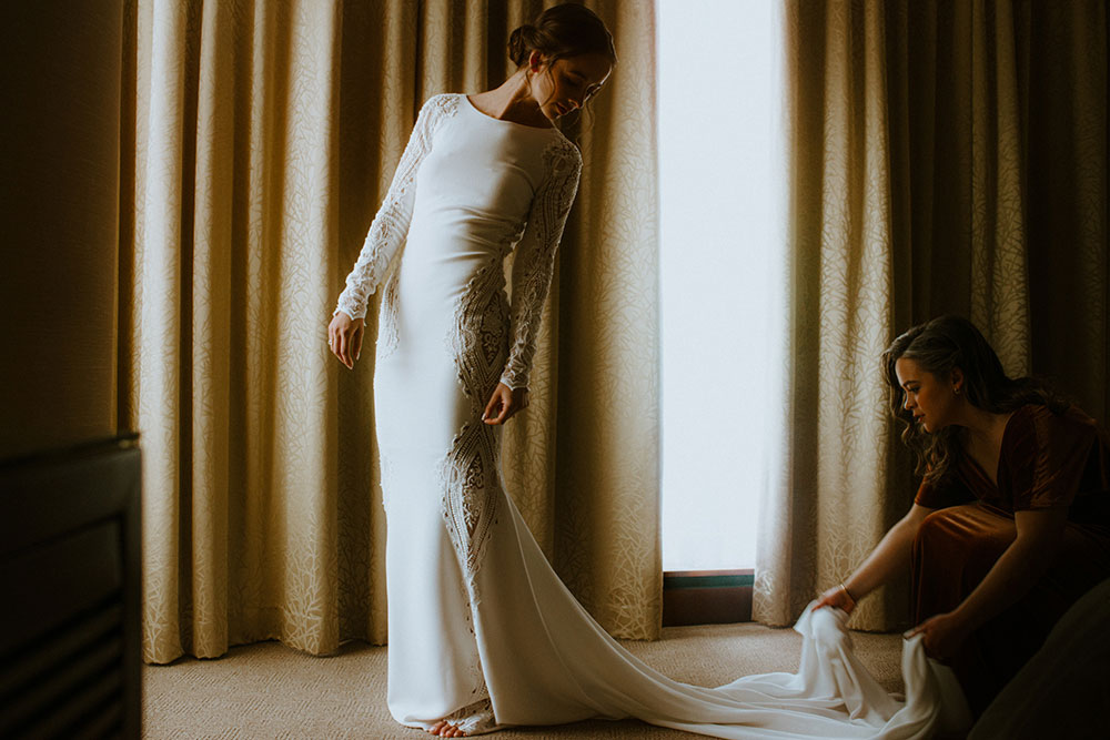 Shangri-La Hotel Toronto Wedding bride gets ready in her suite