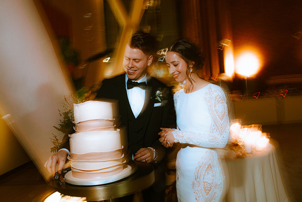 Ricarda's Atrium Toronto Wedding bride & groom cut cake