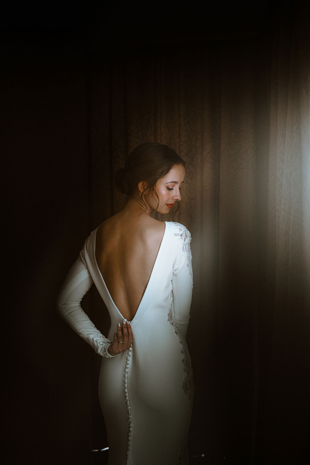 Shangri-La Hotel Toronto Wedding bride gets ready in her suite