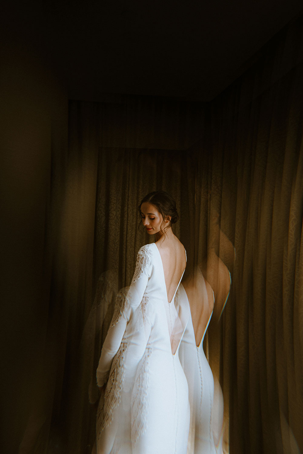 Shangri-La Hotel Toronto Wedding bride finishes getting ready