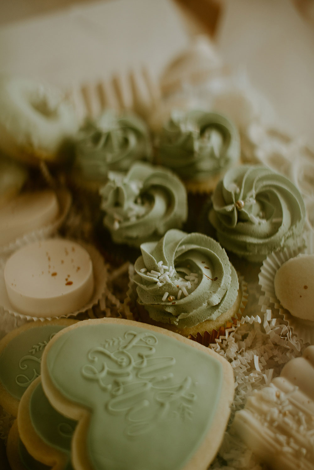 desert treats custom made for a wedding by northern sugar mama. green & white colours