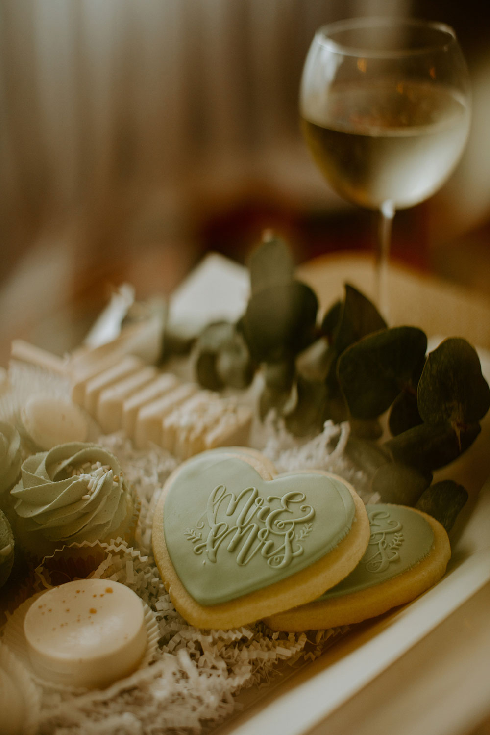 desert treats custom made for a wedding by northern sugar mama. green & white colours