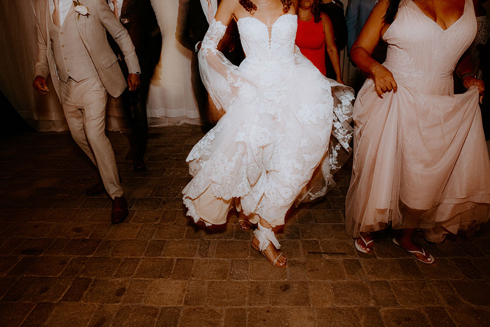 bridal party does a choreographed dance together at this Bayview Golf Wedding