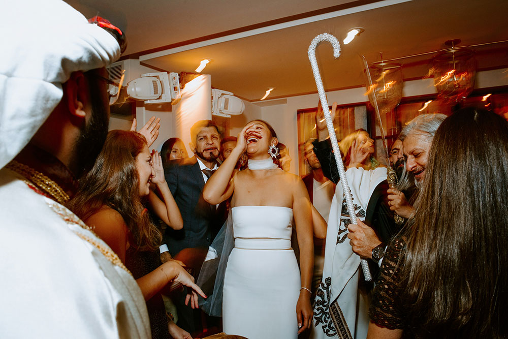 Sassafraz Yorkville Wedding Photography of the wedding party dancing on the dance floor