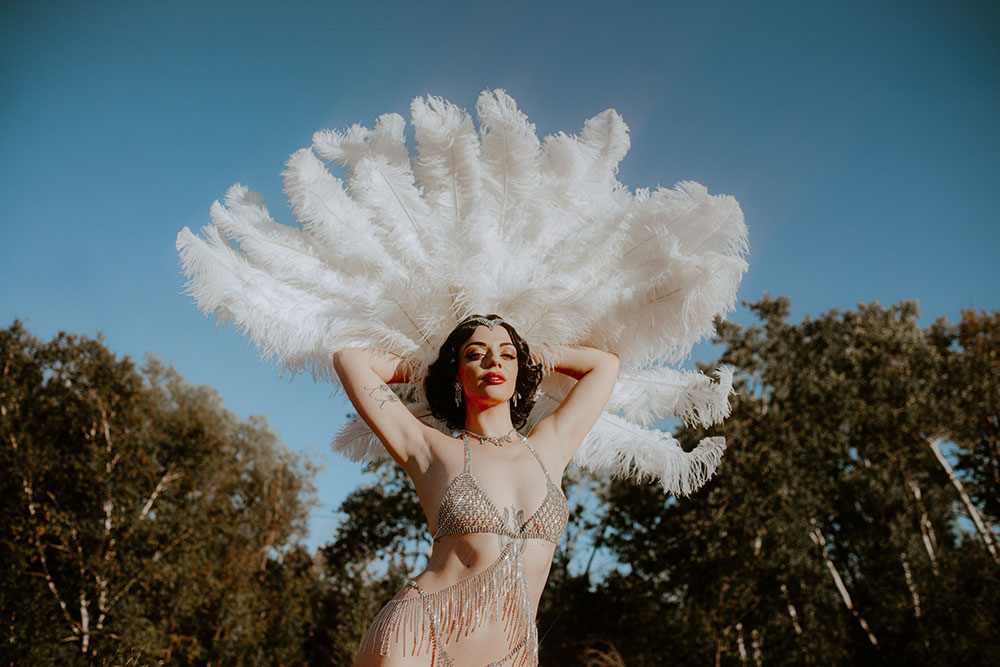 Commercial Photography of Starlotte Satine Toronto Burlesque Dancer in a field wielding large feather fans