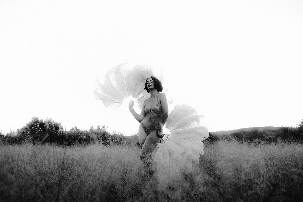 Commercial Photography of Starlotte Satine Toronto Burlesque Dancer in a field wielding large feather fans