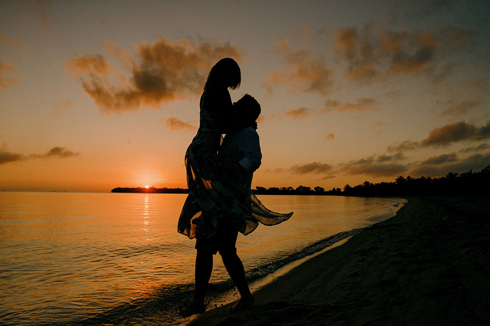 sunset silhouettes in this belize wedding