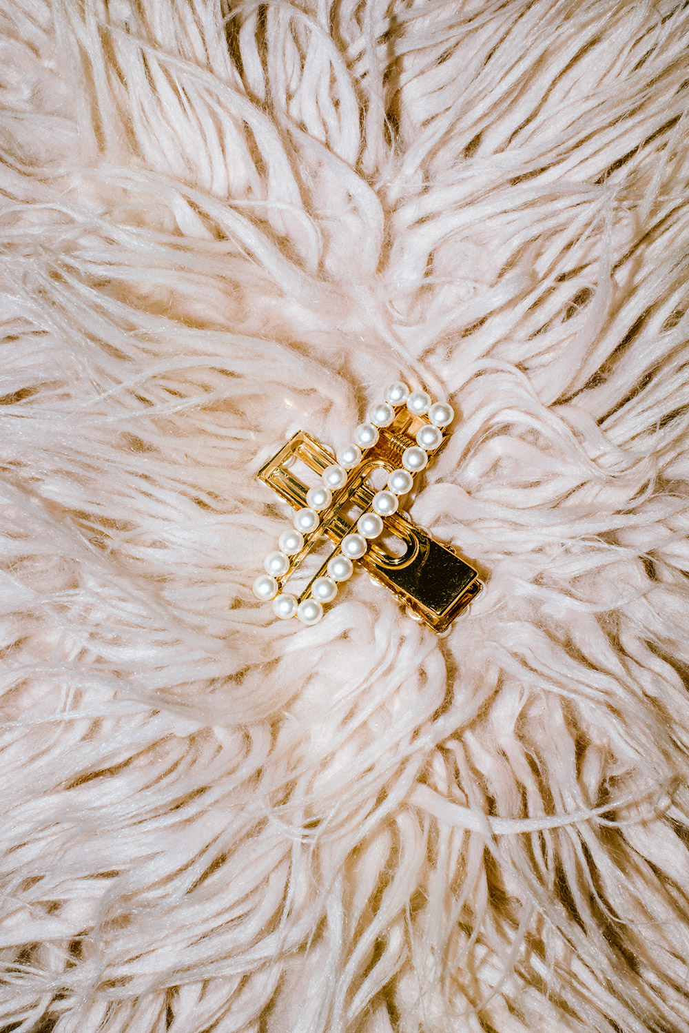 details shot of a pearl hair peice sitting on a shaggy rug at a Northridge Inn Wedding